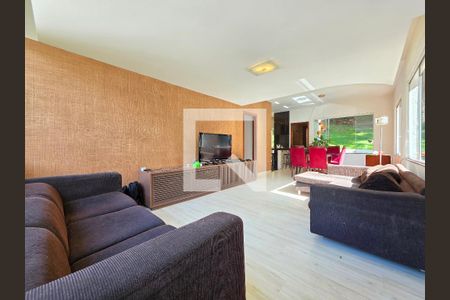 Sala de casa de condomínio para alugar com 4 quartos, 290m² em Retiro do Chale, Brumadinho