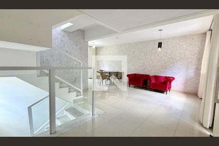 Sala de casa de condomínio para alugar com 3 quartos, 226m² em Vila Madeira, Nova Lima