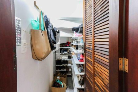 Armário - Escadas de casa à venda com 3 quartos, 170m² em Jardim Ester Yolanda, São Paulo