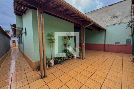 Entrada de casa à venda com 3 quartos, 220m² em Pompéia, Belo Horizonte