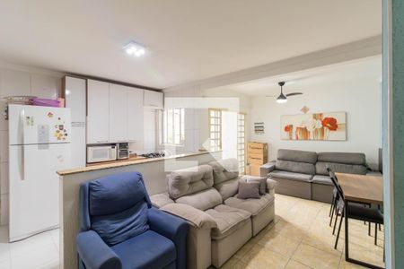 Casa para alugar com 3 quartos, 180m² em Parque Maria Domitila, São Paulo