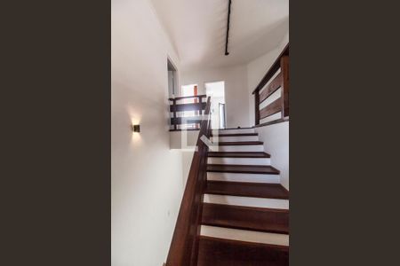 Escada de casa de condomínio à venda com 5 quartos, 360m² em Alphaville, Santana de Parnaíba