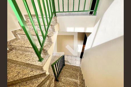 Escada de casa à venda com 3 quartos, 214m² em Vila Pita, São Paulo