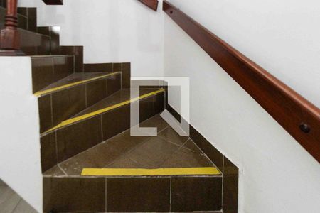 escada de casa para alugar com 4 quartos, 200m² em Vila Antonieta, São Paulo
