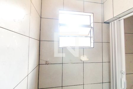 Banheiro de casa para alugar com 1 quarto, 60m² em Vila Carmosina, São Paulo