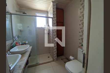 Banheiro da Suíte de casa para alugar com 3 quartos, 120m² em São Geraldo, Porto Alegre