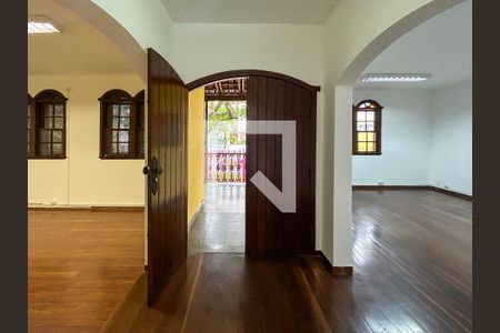 Casa à venda com 6 quartos, 420m² em São José, Belo Horizonte