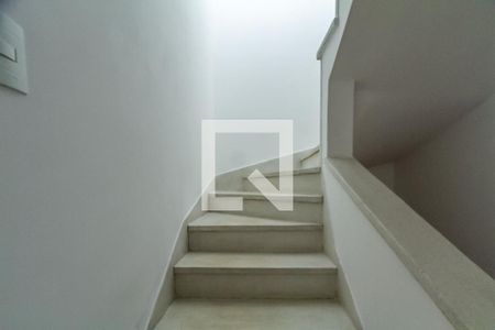 Escada de casa para alugar com 3 quartos, 153m² em Rudge Ramos, São Bernardo do Campo