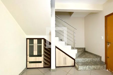 Escadas de casa para alugar com 4 quartos, 176m² em Santa Rosa, Belo Horizonte