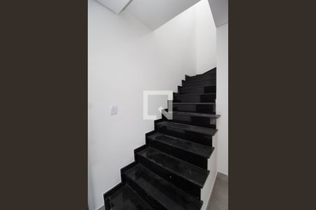 Escada de apartamento para alugar com 3 quartos, 102m² em Parque Sao Domingos, São Paulo