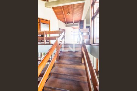 Escada de casa de condomínio para alugar com 3 quartos, 420m² em Alphaville, Santana de Parnaíba