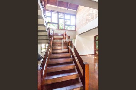 Escada de casa de condomínio para alugar com 3 quartos, 420m² em Alphaville, Santana de Parnaíba