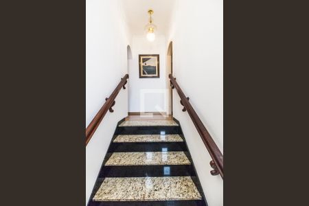 Escada de casa de condomínio para alugar com 4 quartos, 360m² em Alphaville, Santana de Parnaíba