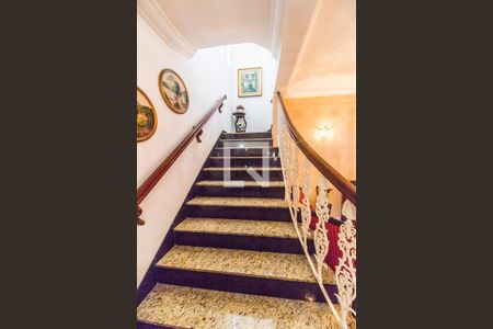 Escada de casa de condomínio para alugar com 4 quartos, 360m² em Alphaville, Santana de Parnaíba