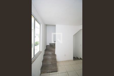 Sala - Acesso ao 2º andar de casa de condomínio para alugar com 2 quartos, 60m² em Irajá, Rio de Janeiro