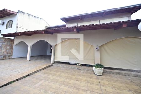 Casa para alugar com 4 quartos, 590m² em Vila Uniao, Goiânia