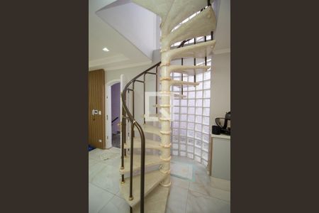 Escada de casa de condomínio para alugar com 3 quartos, 150m² em Jardim Libano, São Paulo