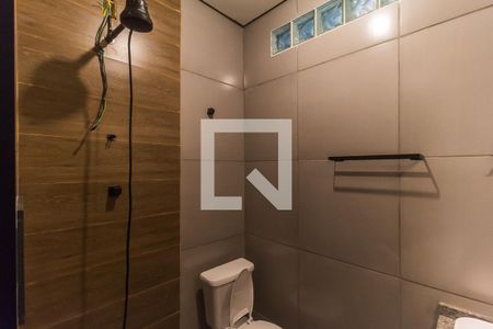 Banheiro de kitnet/studio para alugar com 1 quarto, 27m² em Vl. Santista, Mogi das Cruzes
