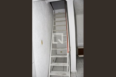 Detalhe - Escada - Quartos de casa para alugar com 2 quartos, 60m² em Vila Isabel, São Paulo