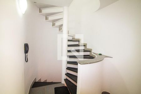 Escada de casa para alugar com 3 quartos, 555m² em Jardim dos Estados, São Paulo