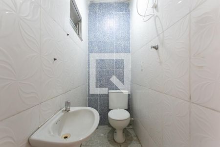 Banheiro de casa para alugar com 1 quarto, 50m² em Conjunto Residencial José Bonifácio, São Paulo