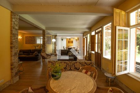 Sala de casa de condomínio para alugar com 2 quartos, 400m² em Rio Cotia, Cotia