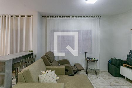 Sala de casa para alugar com 3 quartos, 243m² em Jardim Santa Emilia, São Paulo