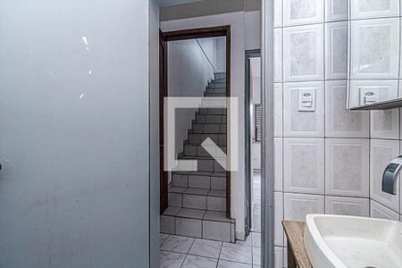 banheiro social_4 de casa para alugar com 2 quartos, 105m² em Vila Moinho Velho, São Paulo