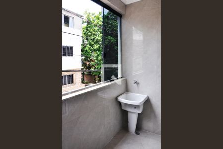 Detalhe - Varanda da Sala com a Área de Serviço de casa para alugar com 2 quartos, 110m² em Pirituba, São Paulo