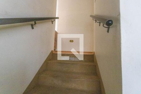 Escada de casa para alugar com 3 quartos, 182m² em Taboão, Diadema