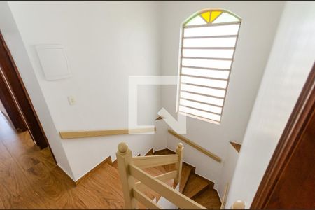 Escada de casa para alugar com 4 quartos, 247m² em Jardim Vista Linda, São Paulo