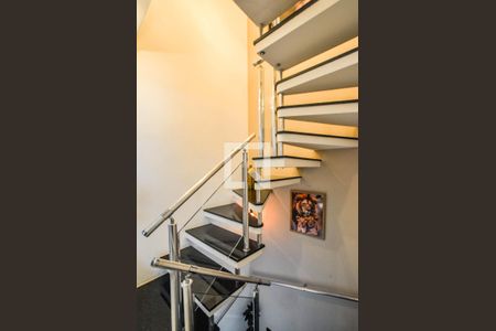 Escada de casa de condomínio à venda com 4 quartos, 121m² em Utinga, Santo André