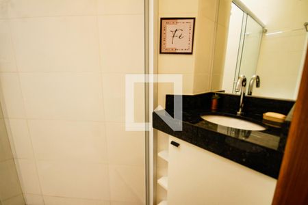 Banheiro de casa de condomínio para alugar com 2 quartos, 64m² em Cidade Ocian, Praia Grande