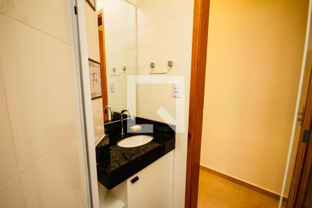 Banheiro de casa de condomínio para alugar com 2 quartos, 64m² em Cidade Ocian, Praia Grande