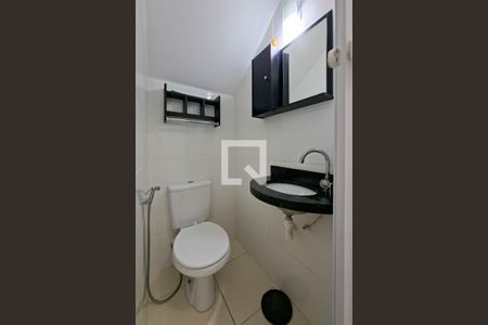 Lavabo de casa de condomínio para alugar com 2 quartos, 70m² em Maracanã, Praia Grande