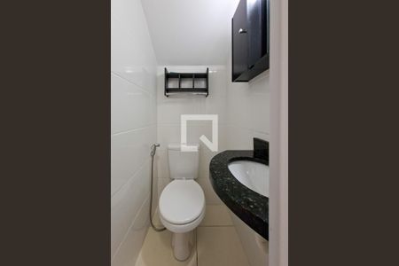 Lavabo de casa de condomínio para alugar com 2 quartos, 70m² em Maracanã, Praia Grande