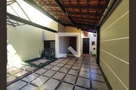 Casa para alugar com 4 quartos, 300m² em Jardim Karaíba, Uberlândia
