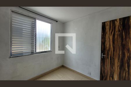 Quarto 01 de apartamento para alugar com 2 quartos, 45m² em Vila Arizona, Itaquaquecetuba