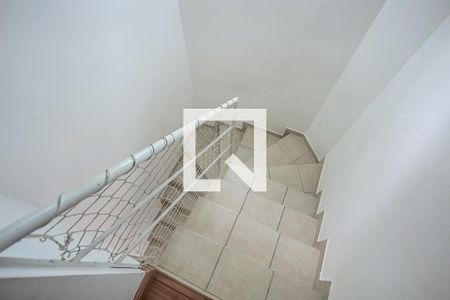 Escada de casa para alugar com 3 quartos, 130m² em Parque das Cigarreiras, Taboão da Serra