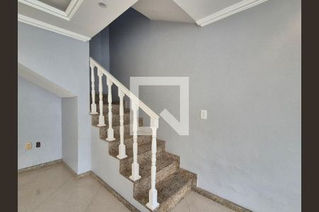 Escada de casa para alugar com 4 quartos, 190m² em Vargem Grande, Rio de Janeiro