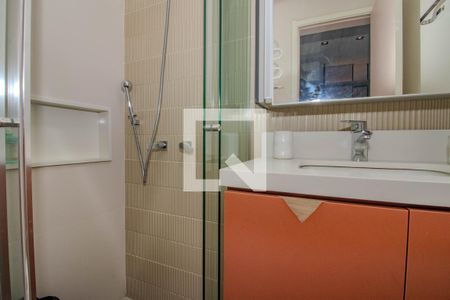 Banheiro de kitnet/studio para alugar com 1 quarto, 28m² em Independência, Porto Alegre