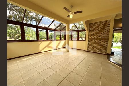 Sala de casa de condomínio para alugar com 4 quartos, 385m² em Rio Tavares, Florianópolis