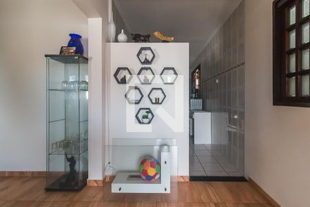 Entrada de casa para alugar com 2 quartos, 80m² em Conjunto Habitacional Sao Sebastiao, Mogi das Cruzes