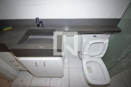 Banheiro da Suíte de casa de condomínio para alugar com 3 quartos, 120m² em Cabral, Contagem