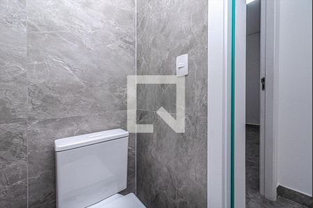 banheiro social_3 de apartamento para alugar com 1 quarto, 38m² em Vila Moinho Velho, São Paulo