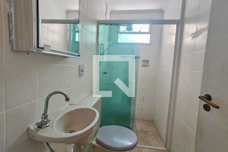 Banheiro de apartamento para alugar com 1 quarto, 45m² em Jardim Belmar, Guarujá