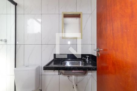 Banheiro de kitnet/studio para alugar com 1 quarto, 29m² em Vila Cleonice, São Paulo