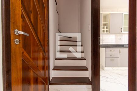 Escada de casa de condomínio para alugar com 4 quartos, 175m² em Xaxim, Curitiba