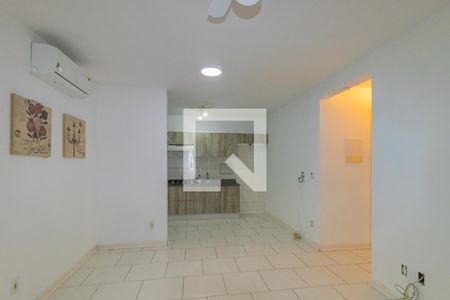 Sala de casa de condomínio para alugar com 2 quartos, 68m² em Olaria, Canoas