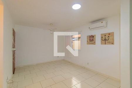 Sala de casa de condomínio para alugar com 2 quartos, 68m² em Olaria, Canoas